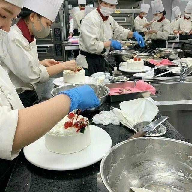 製菓衛生師科 プロの指導でお菓子作りにチャレンジ体験 広島酔心調理製菓専門学校のオープンキャンパス情報と予約申込 スタディサプリ 進路