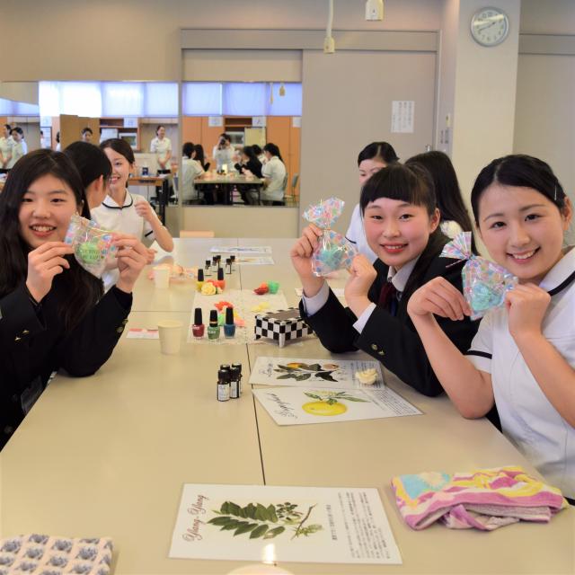 国際エステティック専門学校 『アロマサシェを作ろう!』1