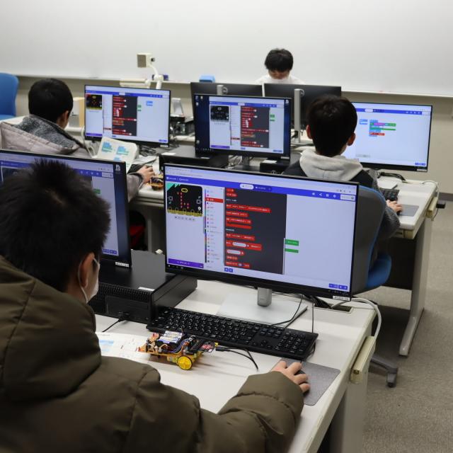 秋田職業能力開発短期大学校 【電子情報技術科】ライントレースロボットのプログラミング体験1