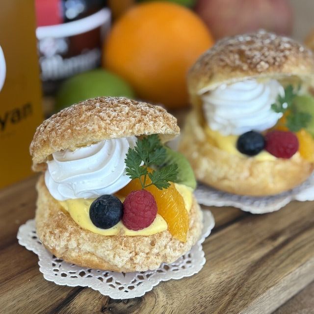 東日本製菓技術専門学校 【洋菓子】季節のフルーツを詰め込んだサクサククッキーシュー1