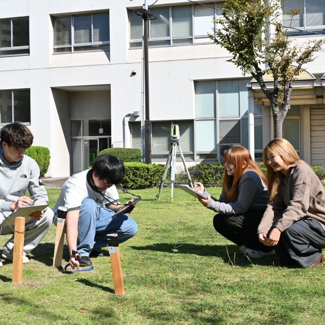 千葉職業能力開発短期大学校 【住居環境科】未来の建築を支える“測るチカラ”を体験しよう！1