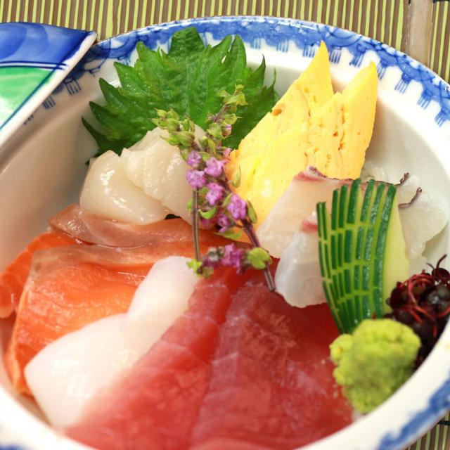 華調理製菓専門学校 日本料理　海鮮丼1