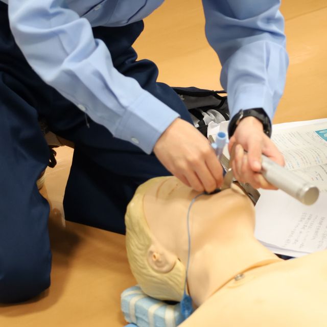 湘南医療福祉専門学校 【救急救命科】喉に詰まったものを取り除く方法1