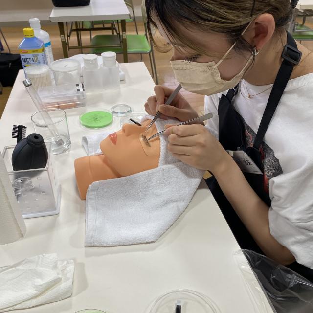 臼井美容専門学校 【今回はコレを体験】まつエク＆ヘアアレンジ体験♪1