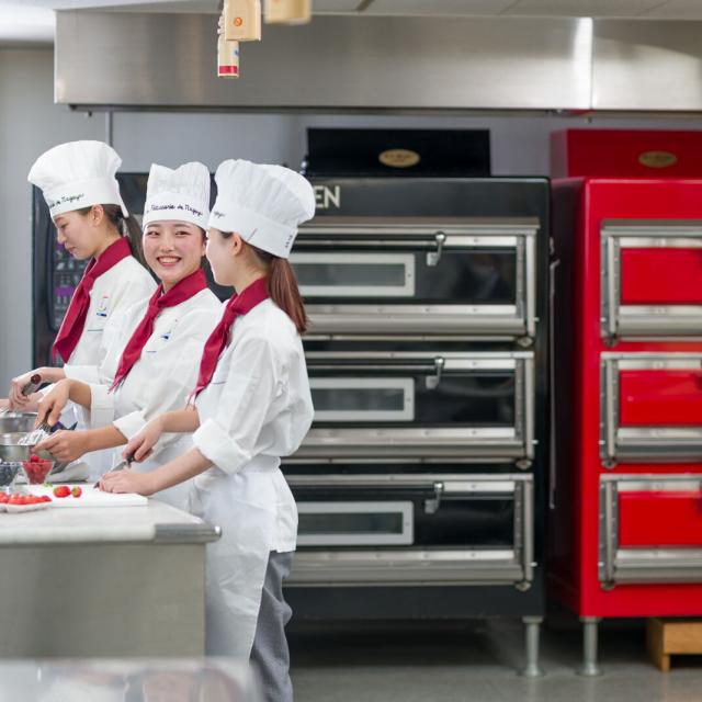 名古屋製菓専門学校 『抹茶のガトーショコラ』名古屋製菓／洋菓子技術マスター科4