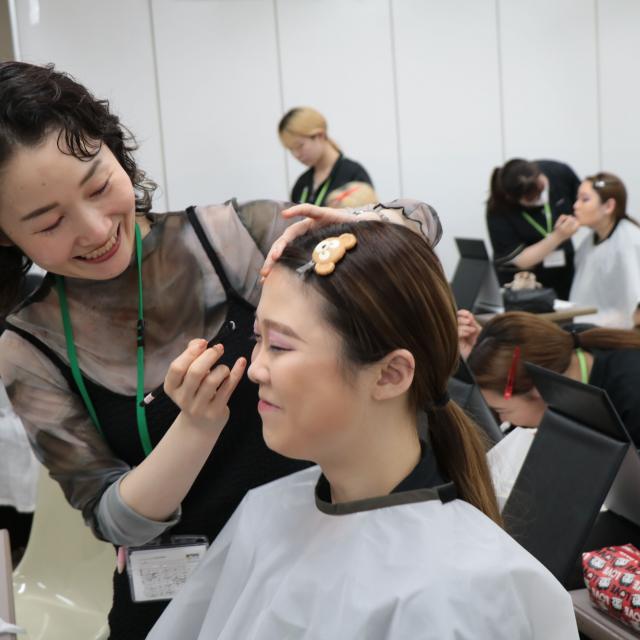 ＹＩＣ京都ビューティ専門学校 大人気！手作りコスメ（アイシャドウ）1