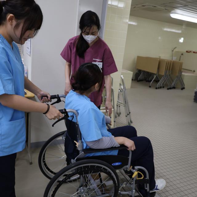 湘南医療福祉専門学校 【介護福祉科】車イスに乗ってみよう！1