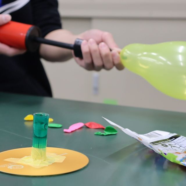 秋田職業能力開発短期大学校 【生産機械技術科】ホバークラフトを活用した流体潤滑の体験1