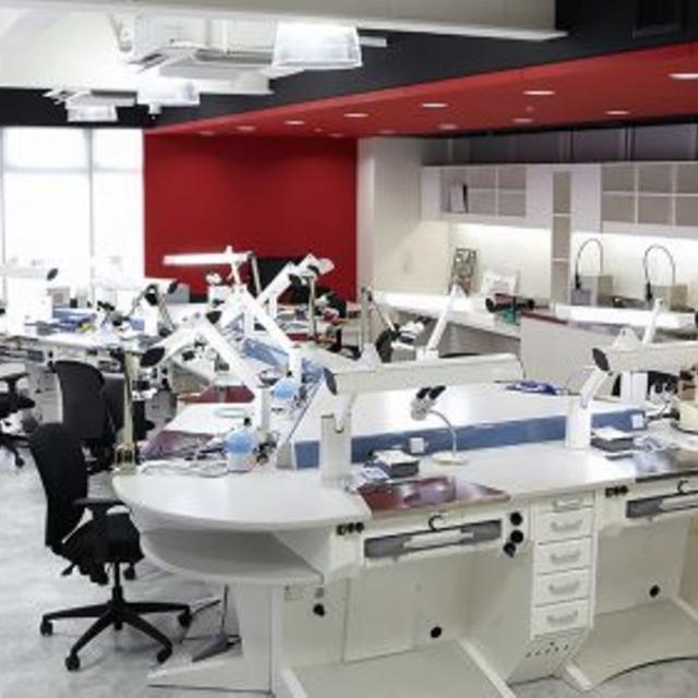 新東京歯科技工士学校 歯科技工所「ワールドラボ」職場見学1