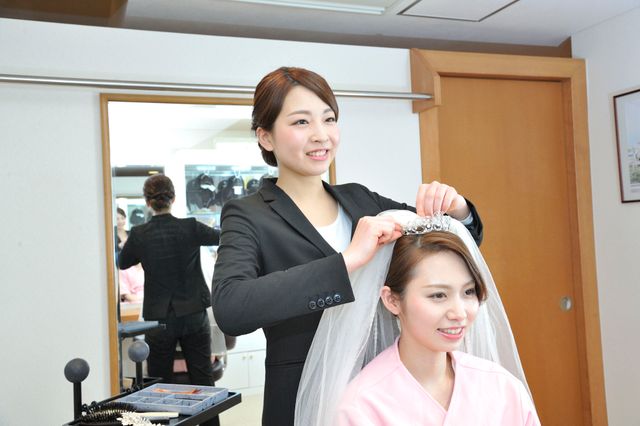 人を魅力的にするヘアメイクが好き ブライダルの仕事にやりがいを感じています 京都理容美容専修学校 スタディサプリ 進路