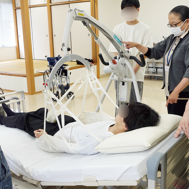 専門学校岡山ビジネスカレッジ 介護福祉学科｜『ノーリフティングケア』体験★2
