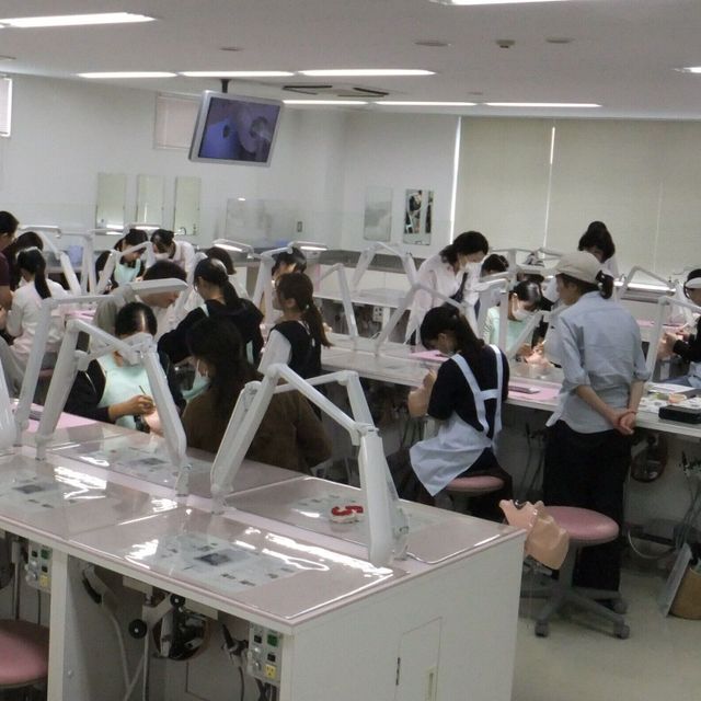 専門学校名古屋デンタル衛生士学院 AOエントリーも受付中！手用スケーラー使った実習です1