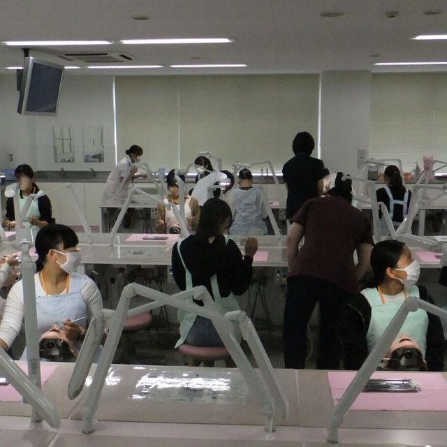 専門学校名古屋デンタル衛生士学院 10月入試出願期間中の体験入学（手用スケーラーの実習）1