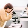 専門学校 東京ビジネス・アカデミー 顕微鏡を使って血液の世界を覗いてみよう