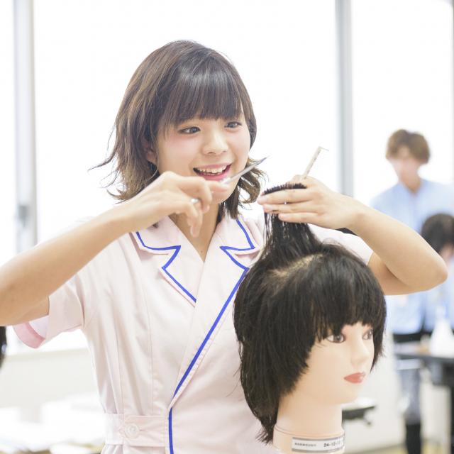 ハリウッド美容専門学校 ヘアカット・メイク(マスカラ)・バレンタインジェルネイル体験1