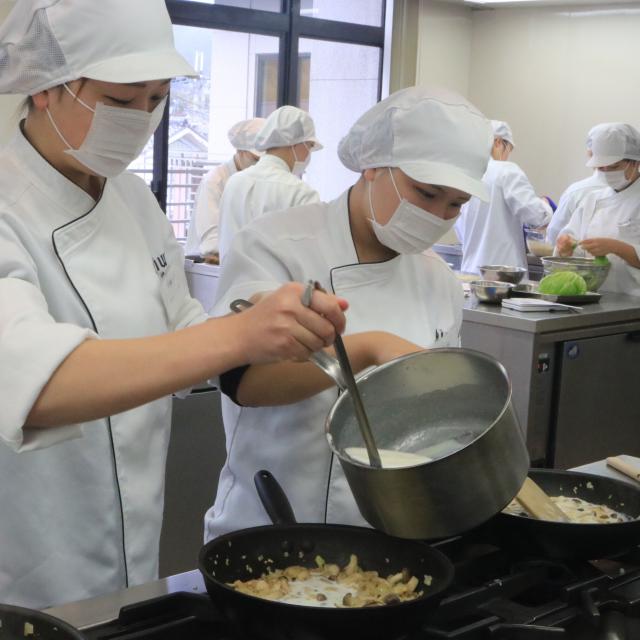 京都栄養医療専門学校 【スポーツ栄養が熱い！】アスリート向けハンバーガーづくり！4