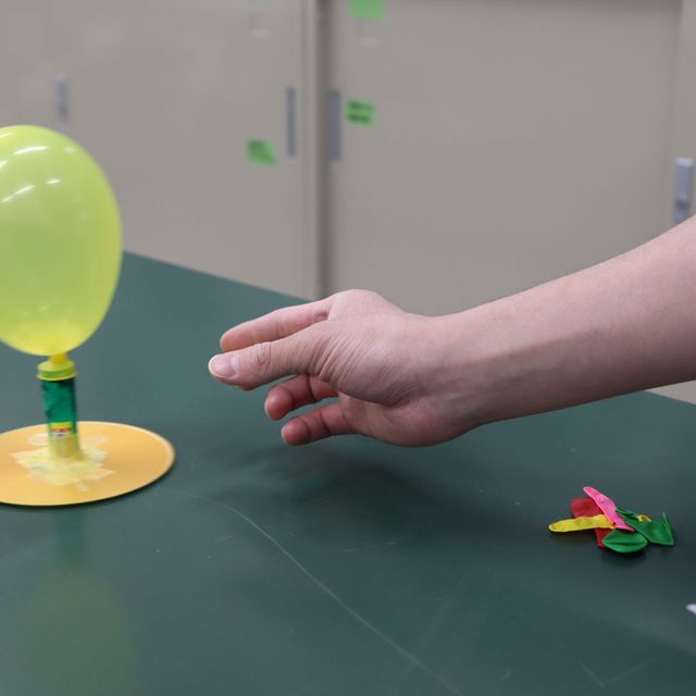 秋田職業能力開発短期大学校 【生産機械技術科】ホバークラフトを活用した流体潤滑の体験2