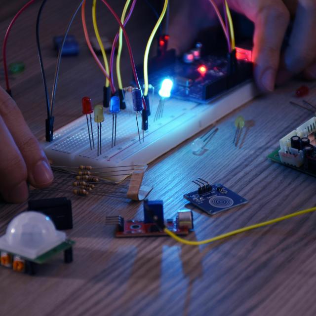 専門学校 東京テクニカルカレッジ 【IoT+AI科】スイッチとLEDを配線して数値を表現しよう1