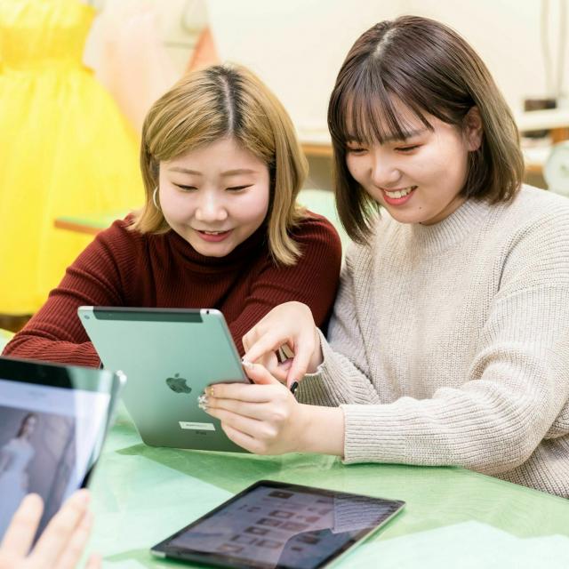 華服飾専門学校 タブレットでスタイリング1