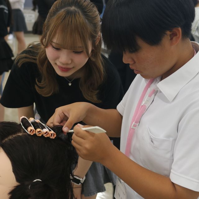 専門学校岡山ビューティモード ヘアビューティ学科｜国家試験技術課題ワインディングに挑戦！1