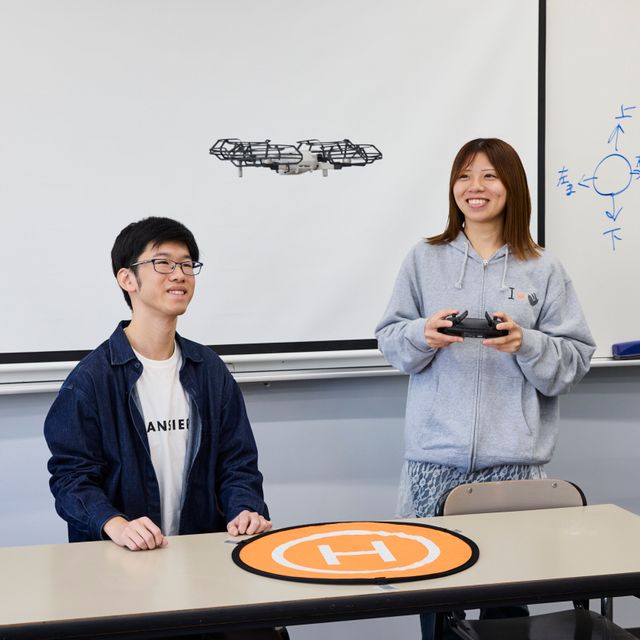 修成建設専門学校 コントローラーで操る！ドローン操縦体験1