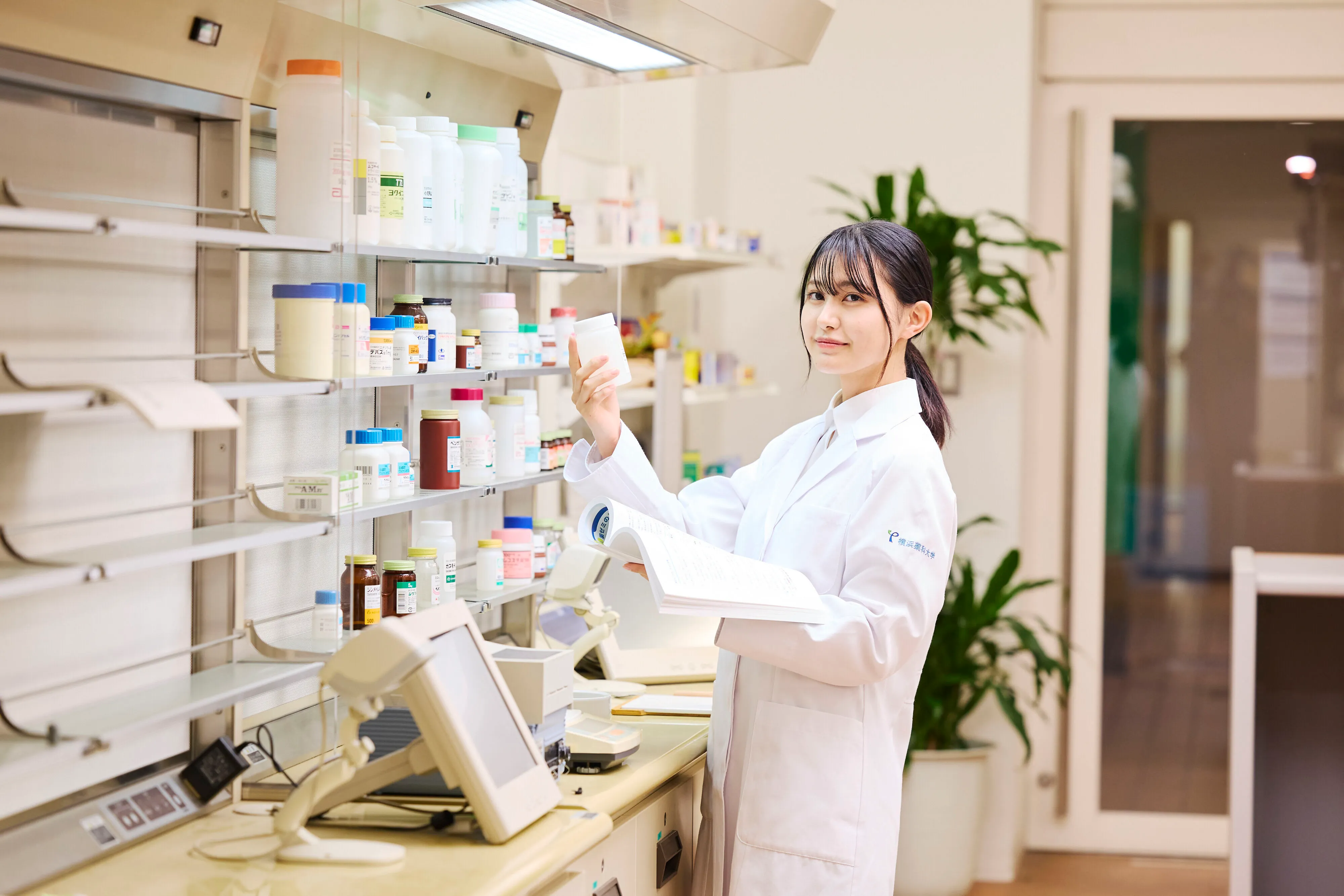 横浜薬科大学 資料・願書請求｜6年制と4年制の多彩な薬学教育を提供