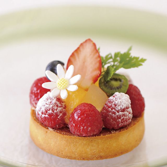 辻調理師専門学校 洋菓子「フルーツのタルト（旬のフルーツ・エキゾチック系）」1
