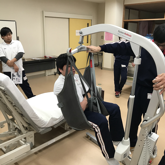 和歌山YMCA国際福祉専門学校 高齢者体験!高齢者の気持ちを知ろう!1