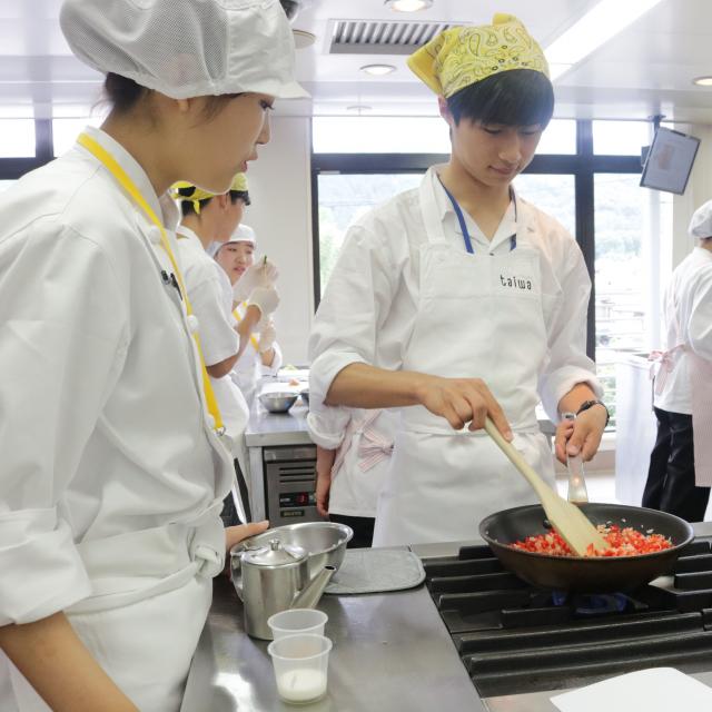 京都栄養医療専門学校 魅惑の調理実習！米粉フォンダンショコラで栄養分野体験！4