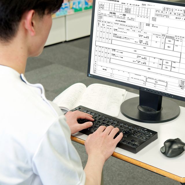 姫路ハーベスト医療福祉専門学校 【くすり化粧品】肌年齢チェック＆くすり・化粧品の学びを体験1