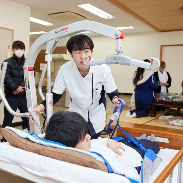 アール医療専門職大学 【YouTube　約18分】リハビリ、理学・作業療法の違い4