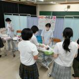 【看護学科】車いす操作、聴診体験、清潔援助体験の詳細