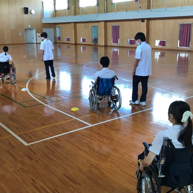 宮崎リハビリテーション学院 理学療法体験（車椅子体験ブース）：車椅子の操作・動きを体験3