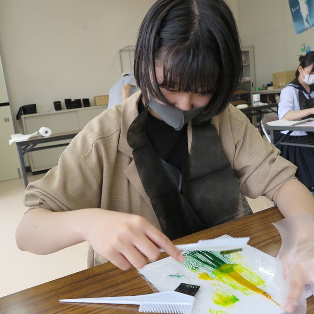 茨城理容美容専門学校 映像による「色」って何?  ブリーチ&カラー体験実習4