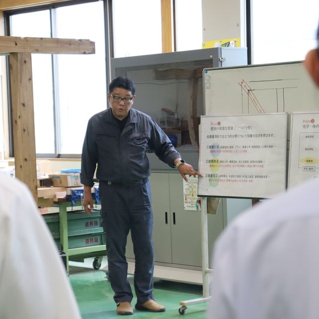 秋田職業能力開発短期大学校 【住居環境科】MRグラスによるAR（拡張現実）の体験3